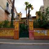 Ed eccoci di fronte all�edificio. Si nota subito il suo stato di lungo abbandono, con il muro imbrattato da scritte...